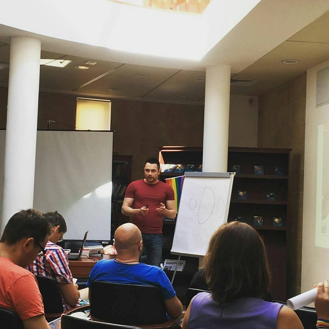 Специалист компании АБЦ Попперс